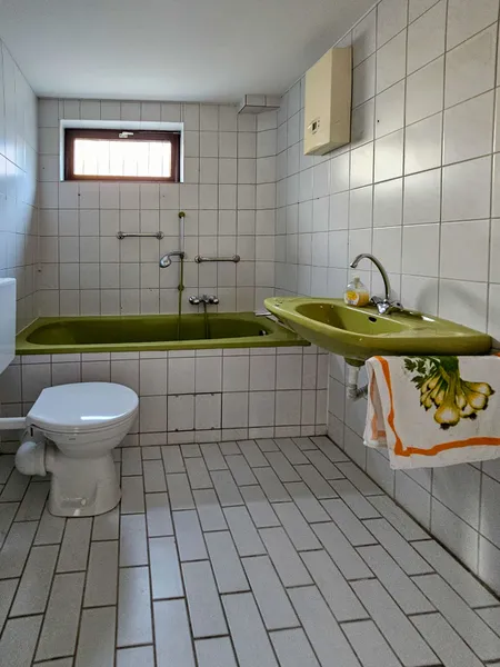 Badezimmer in der unteren Wohnung