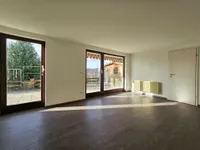 Wohnzimmer im Gartengeschoss mit Zugang zur Terrasse