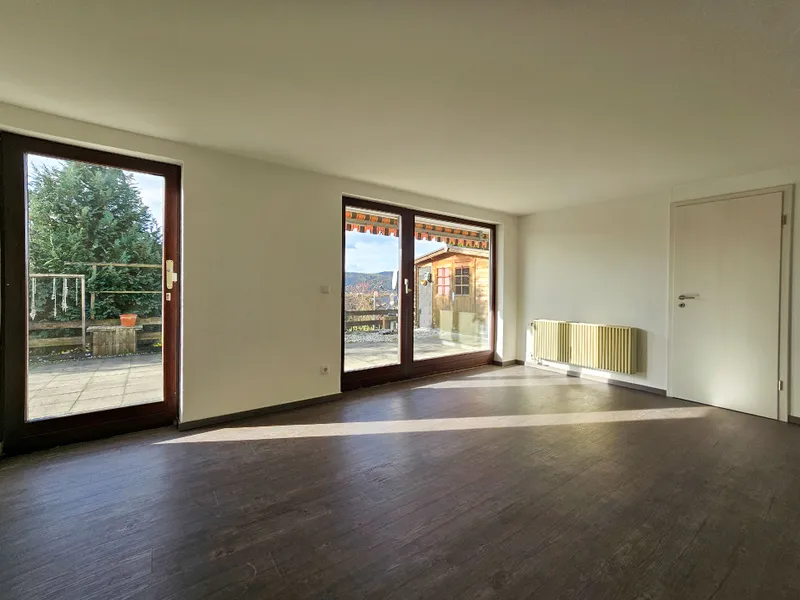 Wohnzimmer im Gartengeschoss mit Zugang zur Terrasse