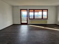 Wohnzimmer mit Zugang Balkon und tollem Fernblick