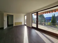 Wohnzimmer im Gartengeschoss mit Zugang zur Terrasse