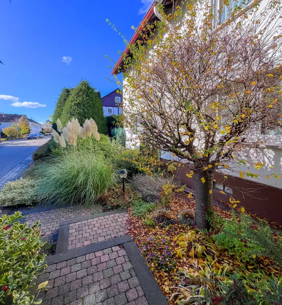 Hochwertig angelegter Eingangsbereich