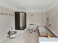 Badezimmer mit Wanne und Dusche DG