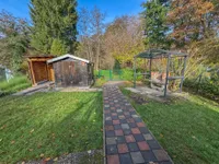 Grundstück mit Gartenhaus voll eingefriedet 