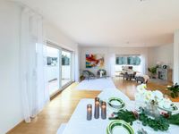 Wohnzimmer mit Zugang 2 Balkone