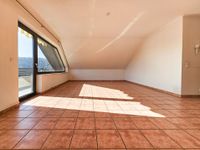 Wohn- und Esszimmer mit Zugang zum Balkon