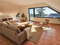 Wohn- und Esszimmer mit Zugang zum Balkon