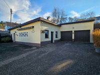 Nebengebäude und Doppelgarage