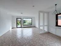 Wohnzimmer mit Zugang zur Terrasse