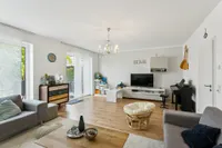 Wohnzimmer mit ausgang auf die Terrasse und in den schönen Garten