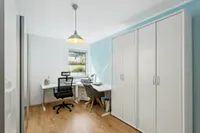 Arbeitszimmer mit viel Licht im UG