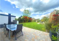 Terrasse mit Blick in den großzügigen Garten
