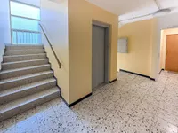 Treppenhaus mit Aufzug.