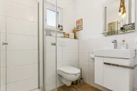 2. modernes Bad mit Dusche