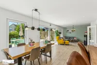 großes Wohn Esszimmer mit Ofen und Ausgang auf die tolle Terrasse und zum Pool