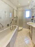 Badezimmer mit Wanne und Dusche im EG