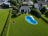 Hausansicht mit Garten und Pool