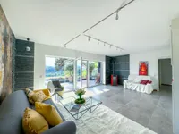 Wohnzimmer mit Kamin und Zugang auf die Terrasse