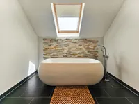 Badezimmer mit freistehender Wanne