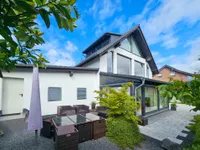 Rückansicht mit zwei Terrassen