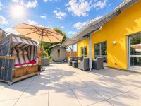 Terrasse mit Fass-Sauna