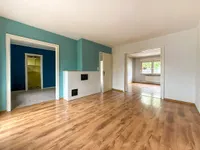 Esszimmer mit Blick in Küche und Wohnzimmer
