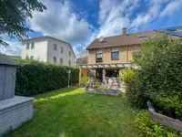 Hausansicht mit Garten