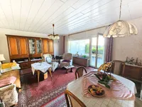 Wohn- Essbereich mit Zugang auf die Terrasse und Garten