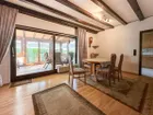 Esszimmer mit Zugang zum Wintergarten