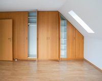 großes Schlafzimmer mit Einbauschrank