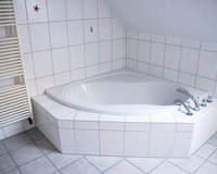 Eckbadewanne im Hauptbadezimmer