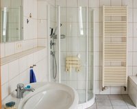 Dusche im Hauptbadezimmer