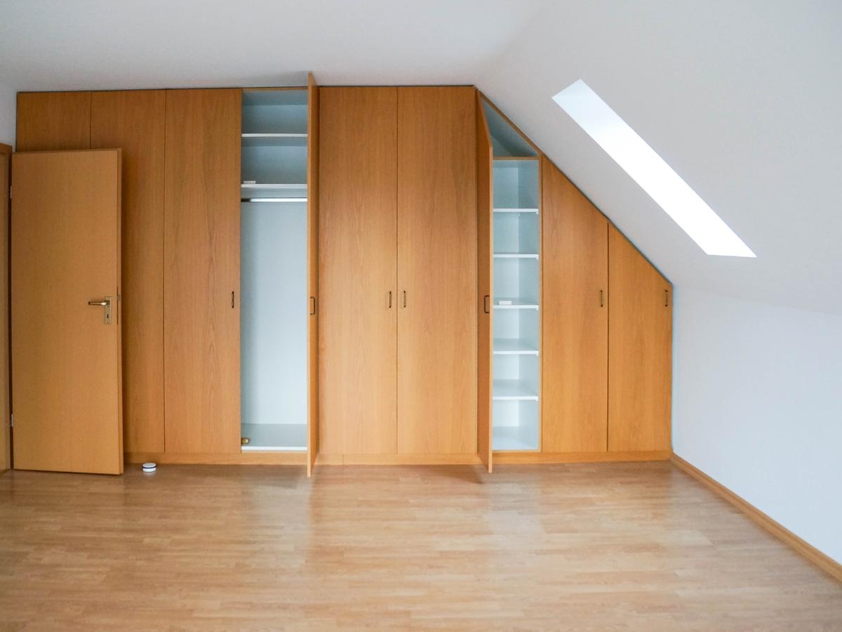 großes Schlafzimmer mit Einbauschrank