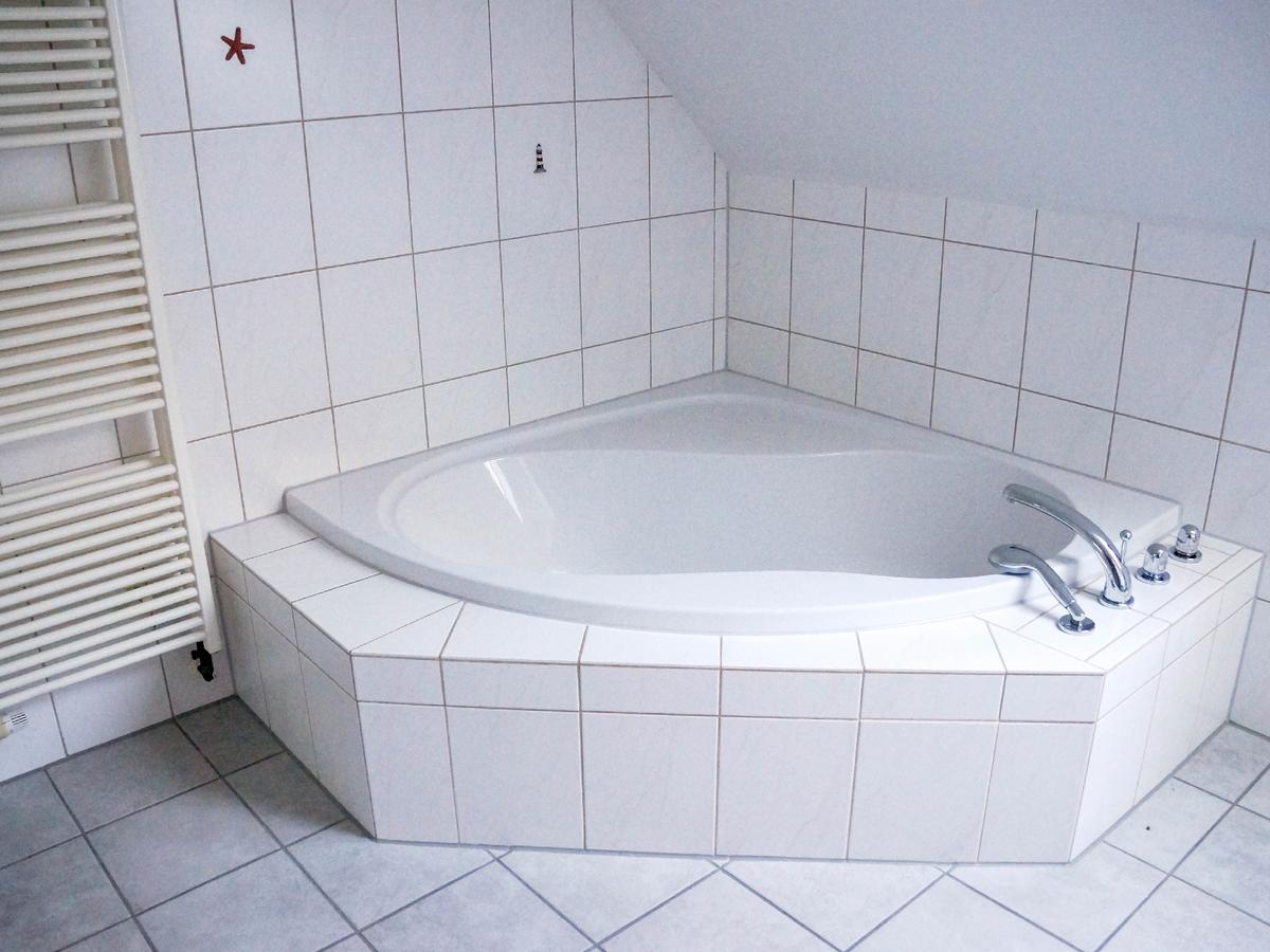 Eckbadewanne im Hauptbadezimmer