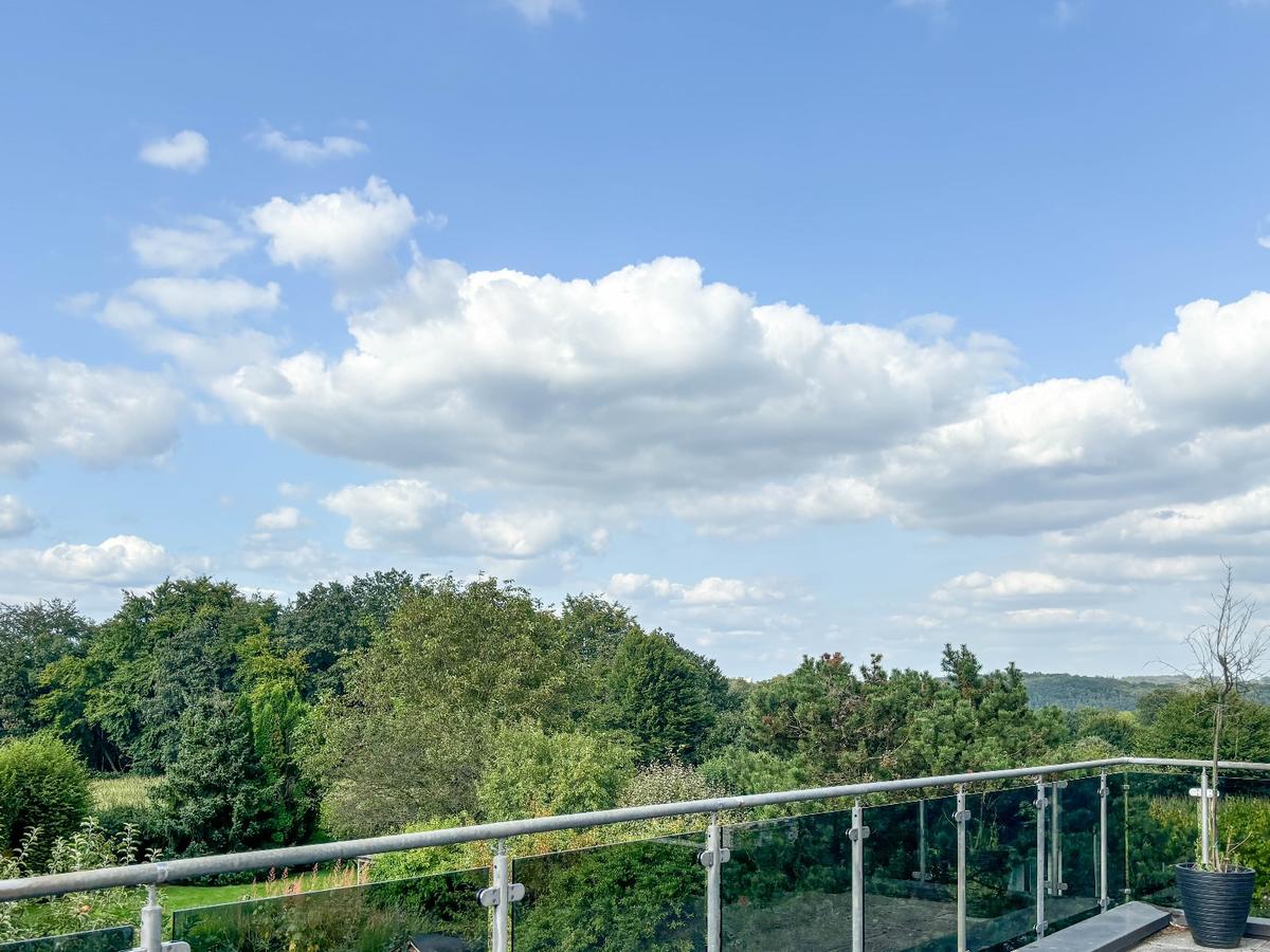 große Dachterrasse mit Blick ins Grüne