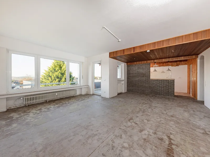 Wohn-/Esszimmer mit Küche (Ist-Zustand)