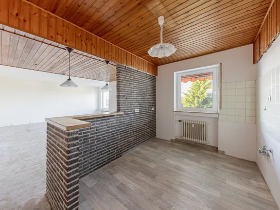 offene Küche mit Blick in den hellen Wohnraum