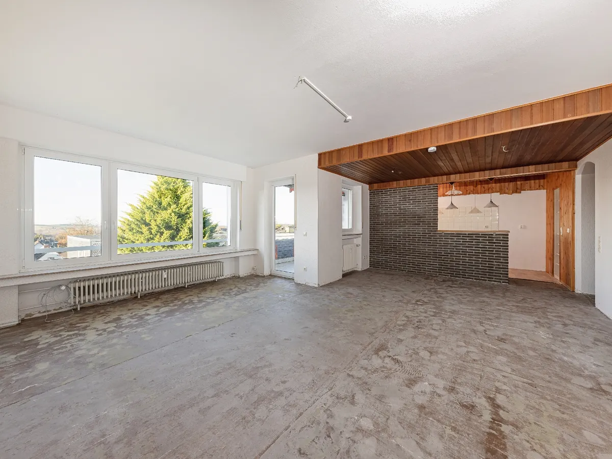 Wohn-/Esszimmer mit Küche (Ist-Zustand)