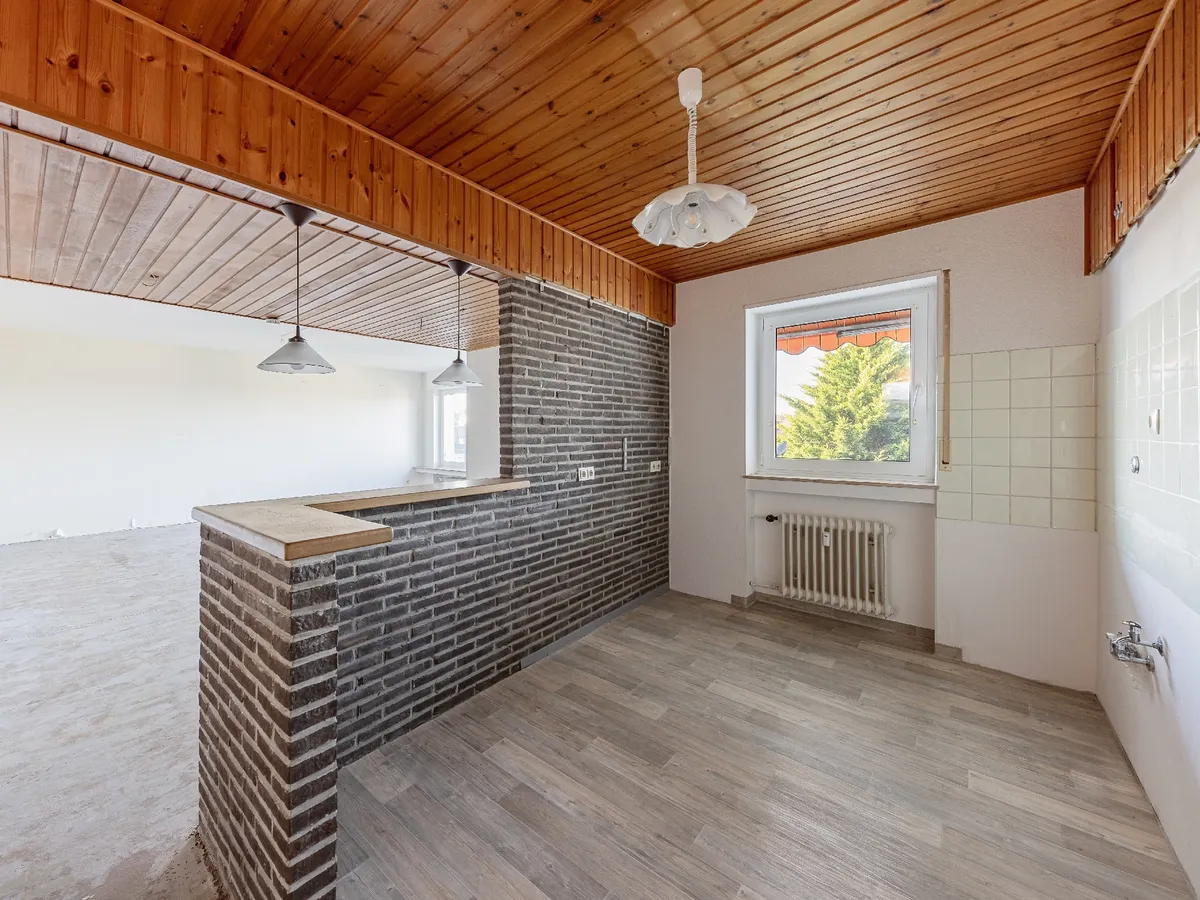 offene Küche mit Blick in den hellen Wohnraum