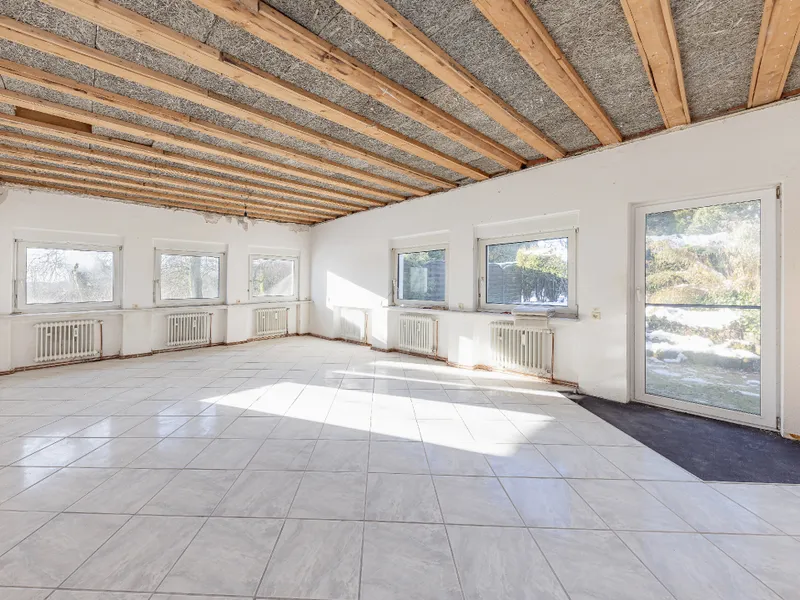 großzügiges Wohnzimmer mit Terrasse (3. Wohneinheit)