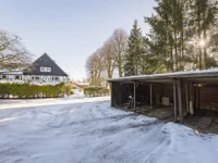 Hof mit Carports