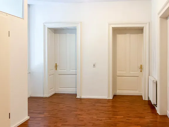 Eingangsbereich mit stilvollen Holztüren