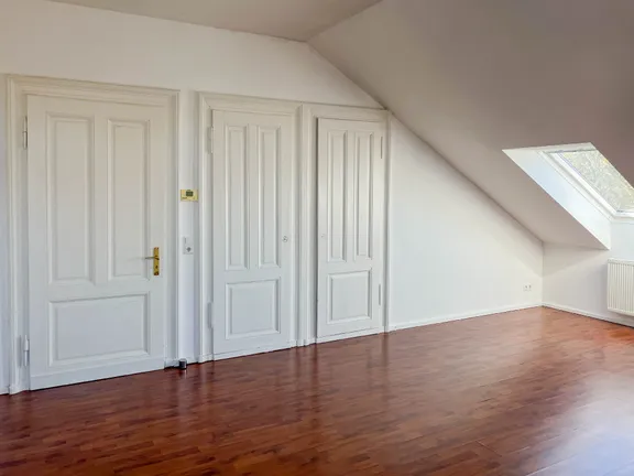 Wohnzimmer mit schönen Einbauschränken