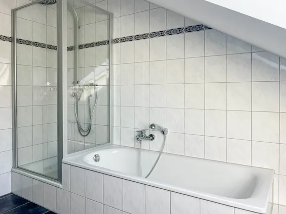 Tageslichtbad mit Dusche und Wanne