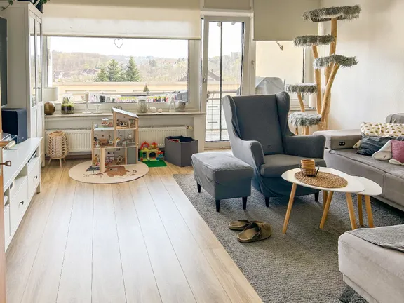 heller Wohnraum mit Balkon