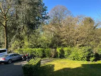 Gemeinschaftsfläche und Stellplätze