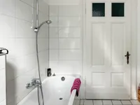 Tageslichtbad mit Wanne