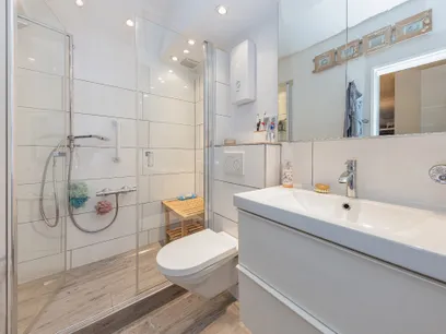 modernes Duschbadezimmer