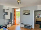 helles Wohnzimmer mit Zugang zur Sonnenloggia