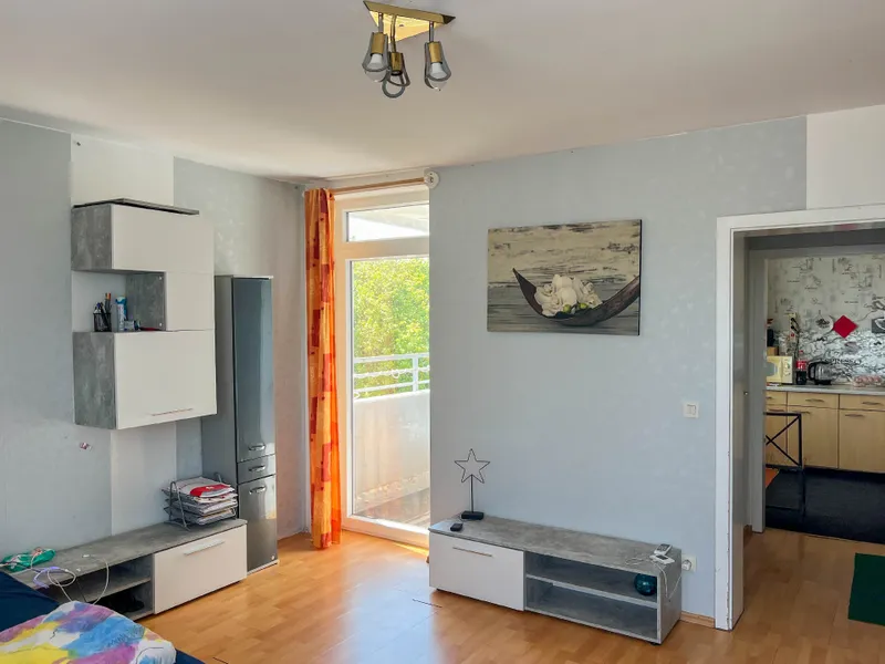 helles Wohnzimmer mit Zugang zur Sonnenloggia